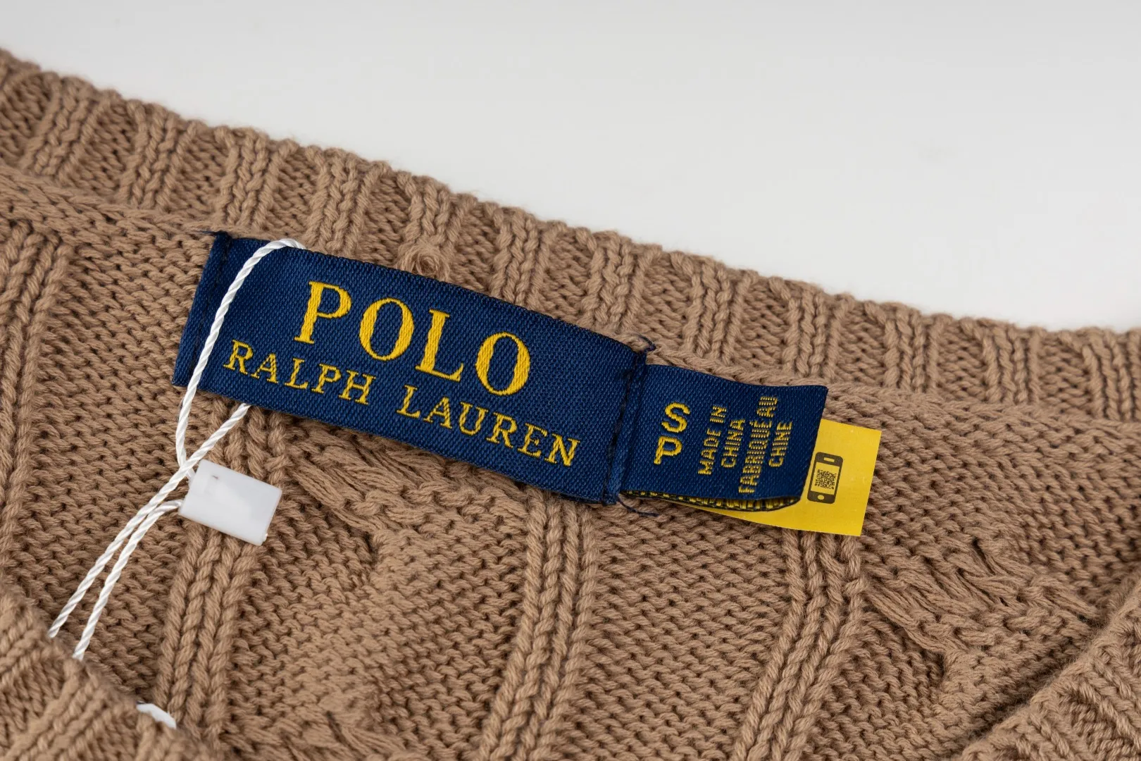 P220 #R91 RALPH LAUREN Ralph Lauren fourteen colors classic small label embroidery round neck pullover cable cardigan sweater men's top, high-density LOGO embroidery on the chest, original customization of tag accessories. Made of pure cotton yarn, pure cotton is skin-friendly and comfortable, small label war horse embroidered twist button round neck sweater 🐎 high quality, follow the blogger to learn how to wear it! Let’s buy a Ralph Lauren cable sweater. It’s a super hard-to-find series after it became popular. It’s hard to find one on the official website. It’s simple and practical to wear, with a lazy and loose feel. The thickened fabric has more texture, feels soft and delicate, and has a loose fit. Whether worn alone or layered, you can wear different styles of fashion with just one piece!   Size：XS S M L Sleeve length: 59/60/61/62/63